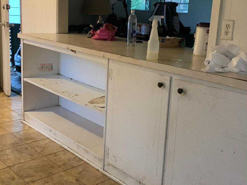 Divider wall between kitchen and living room
