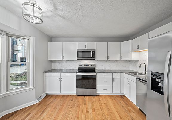 3rd image of 189 London Towne Dr