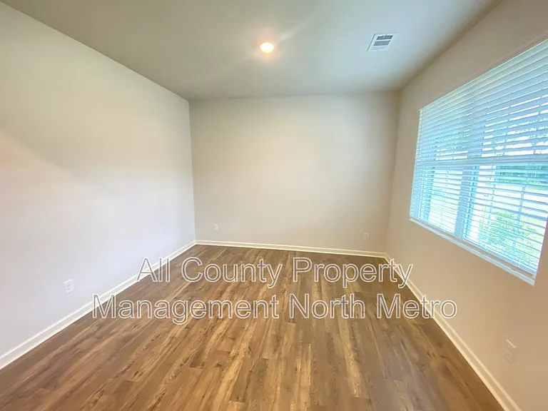 102 Oaktree St — Photo 6