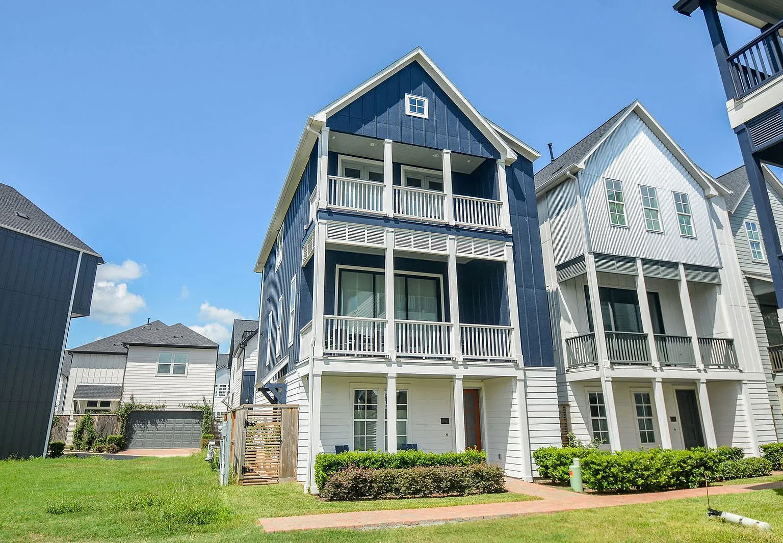 3 bed, 3.5 bath, 2490 sqft, $3,500 — Photo 1