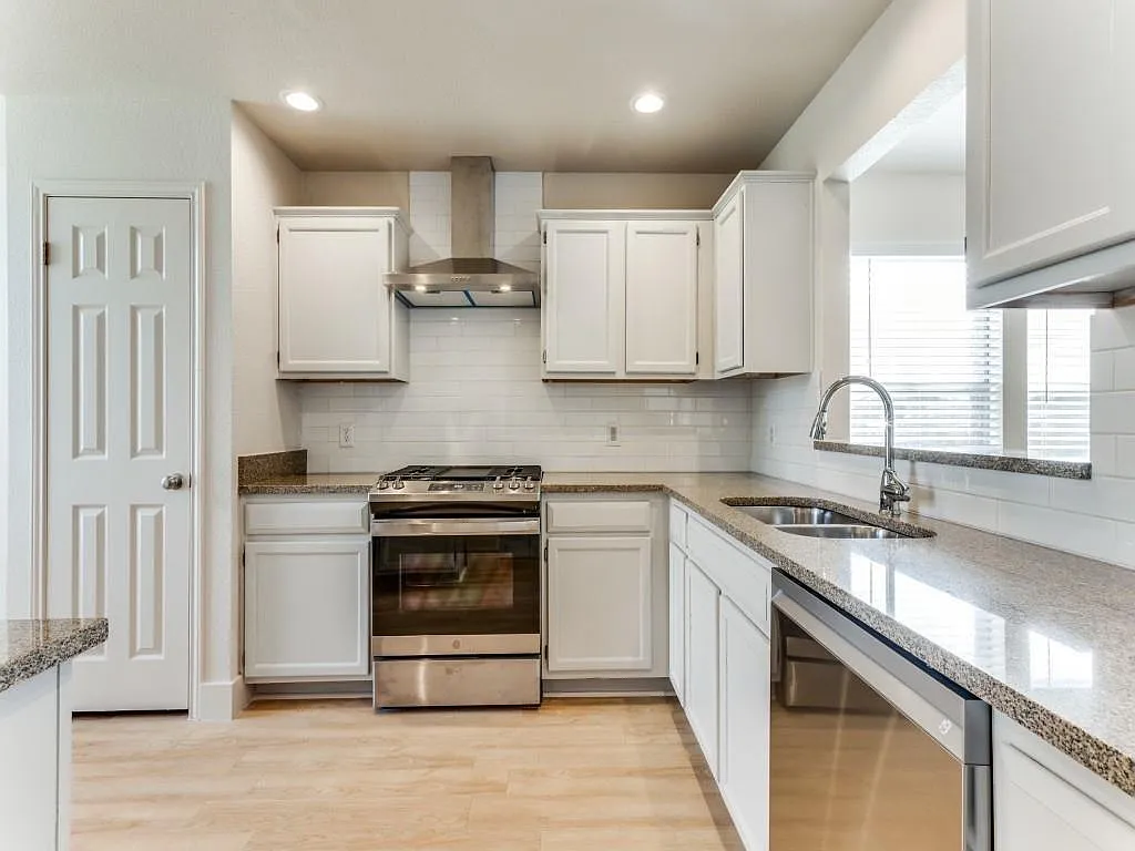 3 bed, 2.5 bath, 1960 sqft, $2,450 — Photo 3