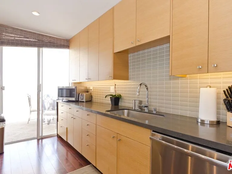 7250 Franklin Ave #901 — Photo 23