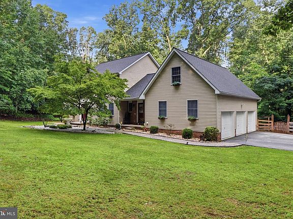 3rd image of 801 Mountain Ct
