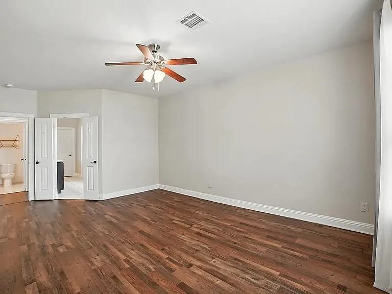2404 Sabine Cir — Photo 18