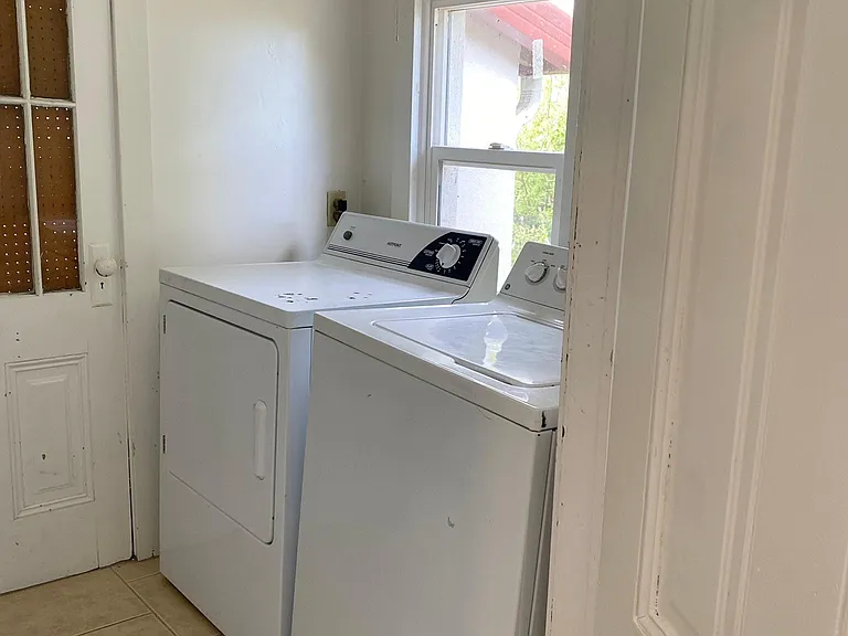 216 Bay St — Photo 8
