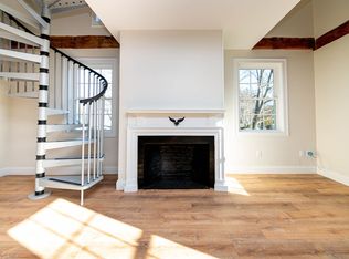 9-11 S Main St #9-202, Topsfield, MA 01983