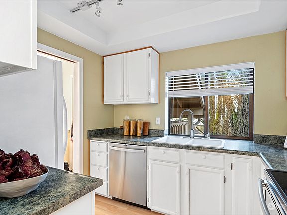 5th image of 412 10th Street #B302