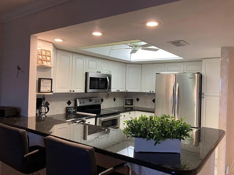 1055 W Peppertree Dr #501 — Photo 11