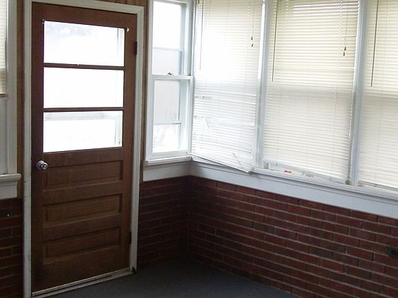 Large 3 season room with new carpeting