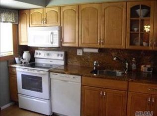 30 Stratford Rd, Plainview, NY 11803