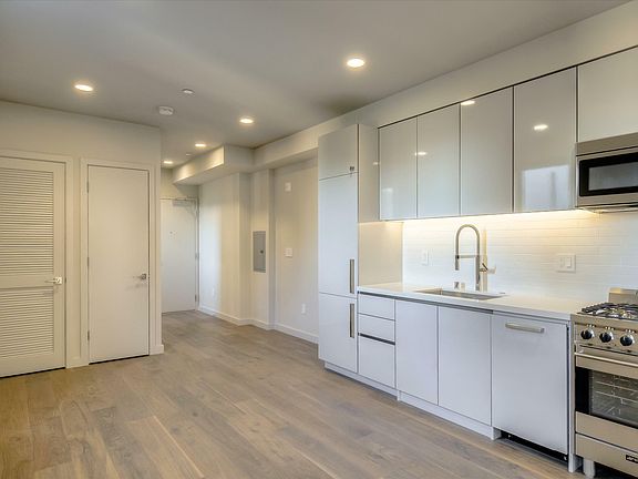 4th image of 824 Hyde St #401