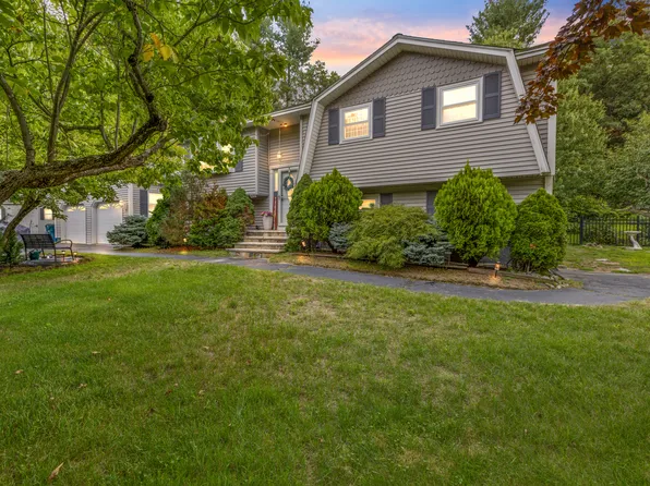 40 Bradford Rd, Tewksbury, MA 01876