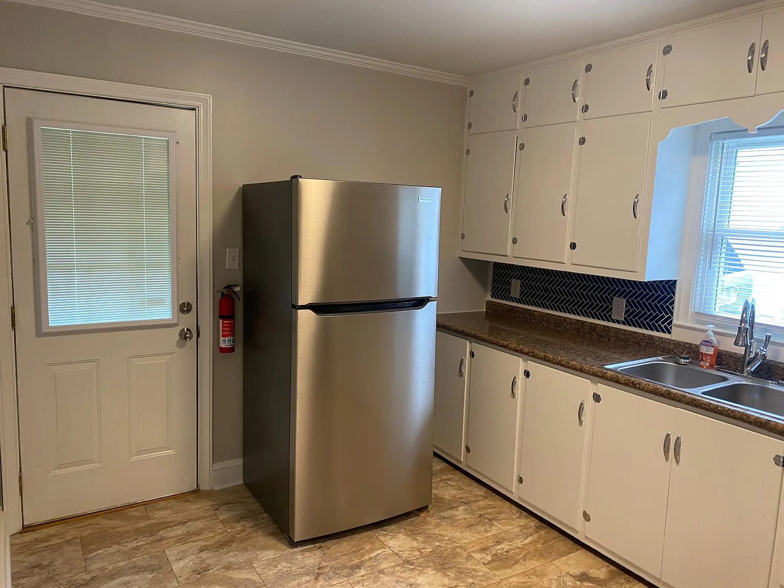 2 bed, 748 sqft, $1,300 — Photo 2