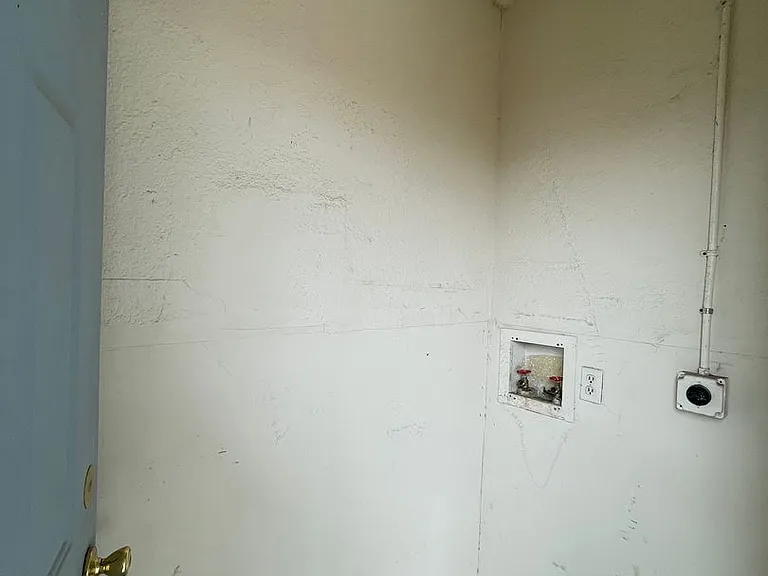 2 Bedroom And 1 Bath Triplex! **Move In Special** — Photo 16