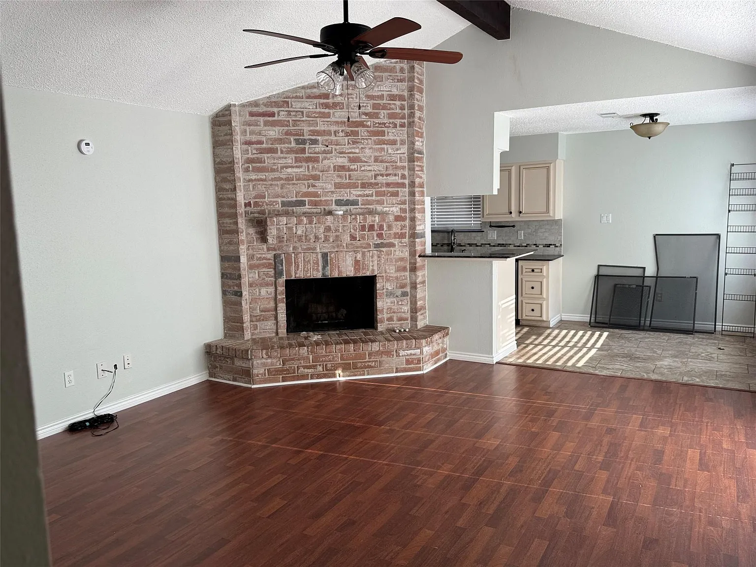 3 bed, 2.0 bath, 1806 sqft, $2,000 — Photo 2
