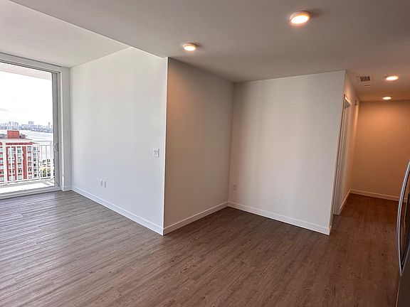 5th image of 309 NE 20th Ter #B3