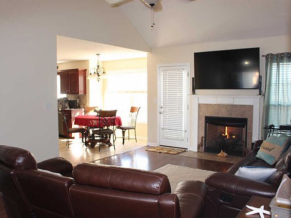 3rd image of 3681 Aurora Dr