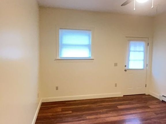 4th image of 8-10 Mechanic St #8