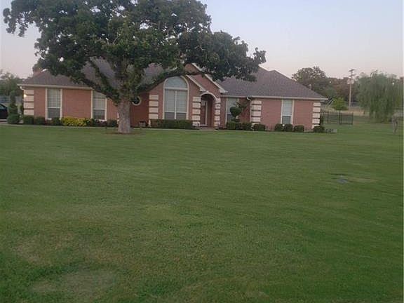 2nd image of 2211 Summit Dr
