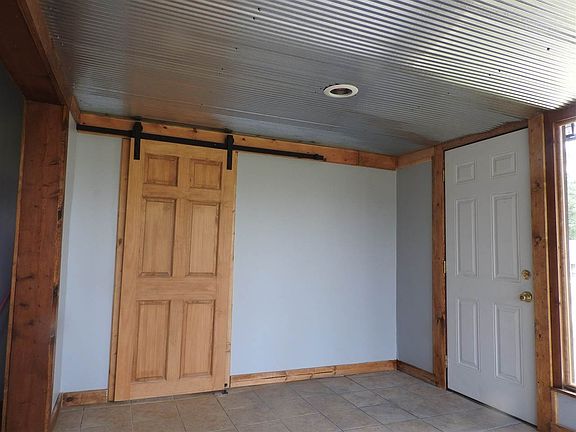 4th image of 702 Apple St