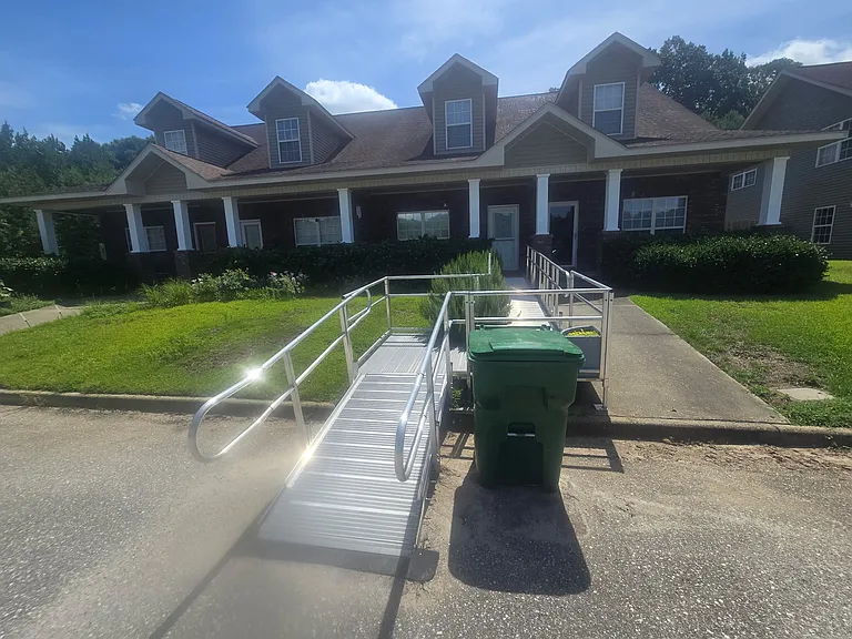 326 Stratford Dr — Photo 1