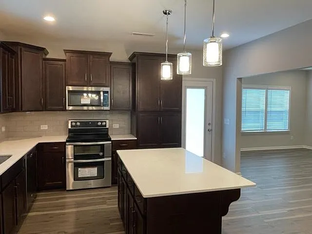 3 bed, 2.5 bath, 2200 sqft, $2,199 — Photo 2