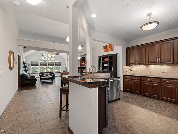5th image of 556 Hyannis Port Cir