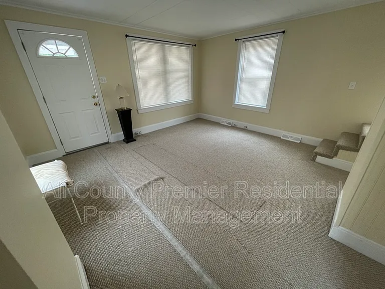 785 6th St — Photo 3