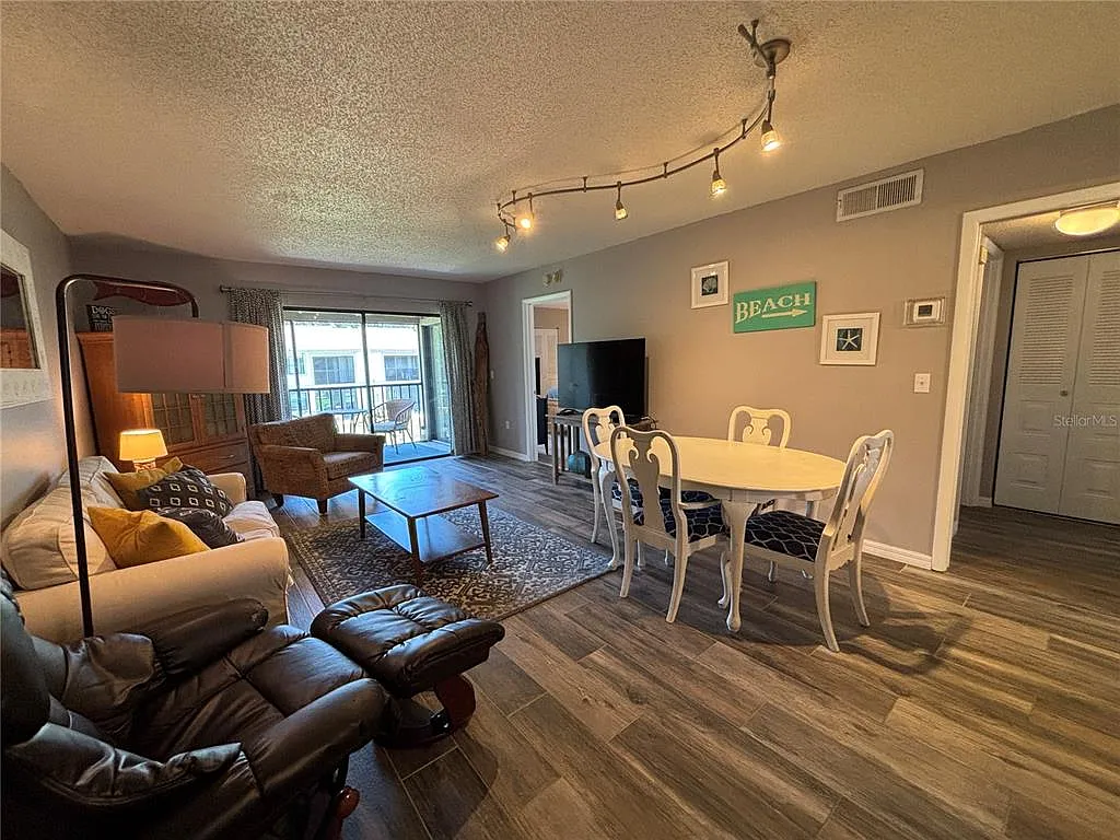 2 bed, 2.0 bath, 879 sqft, $1,800 — Photo 4