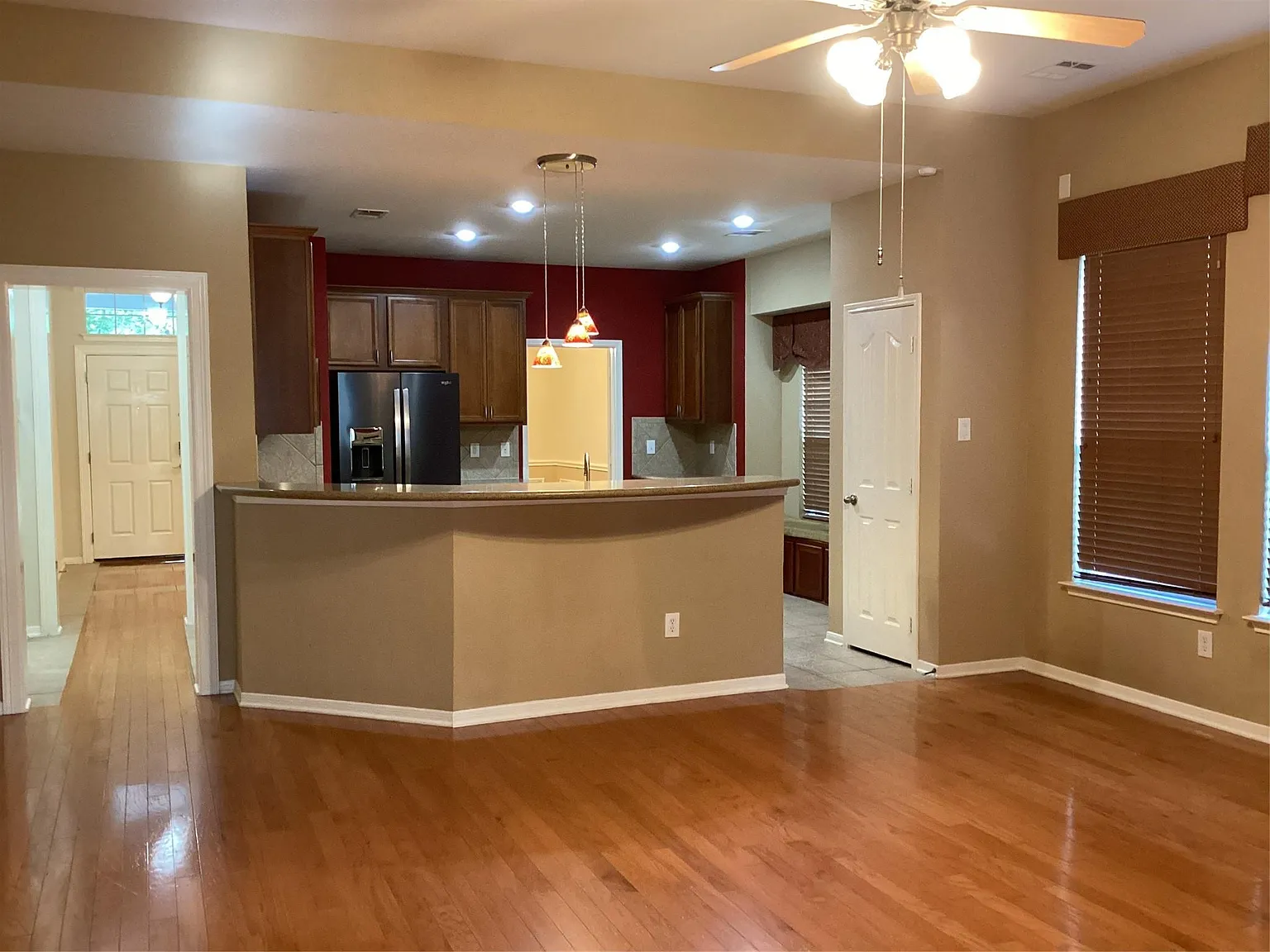 4 bed, 2504 sqft, $2,995 — Photo 3