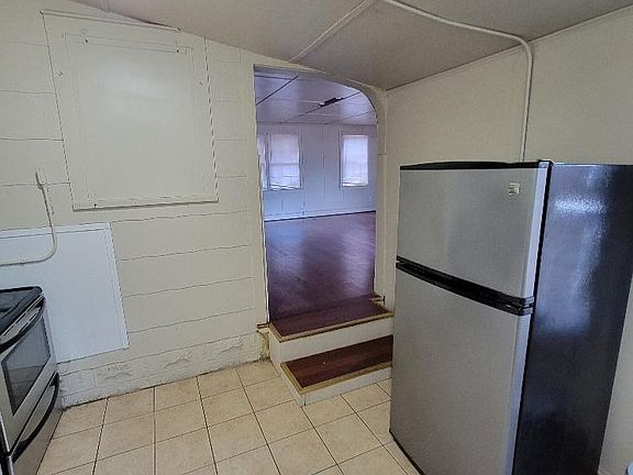 4th image of 365 Savannah Ave APT 2