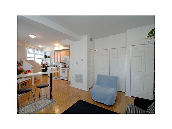 2nd image of 2913 W Leland Ave APT G