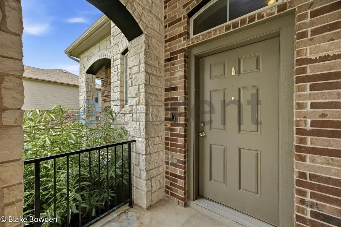 5 bed, 2.5 bath, 2750 sqft, $2,150 — Photo 4