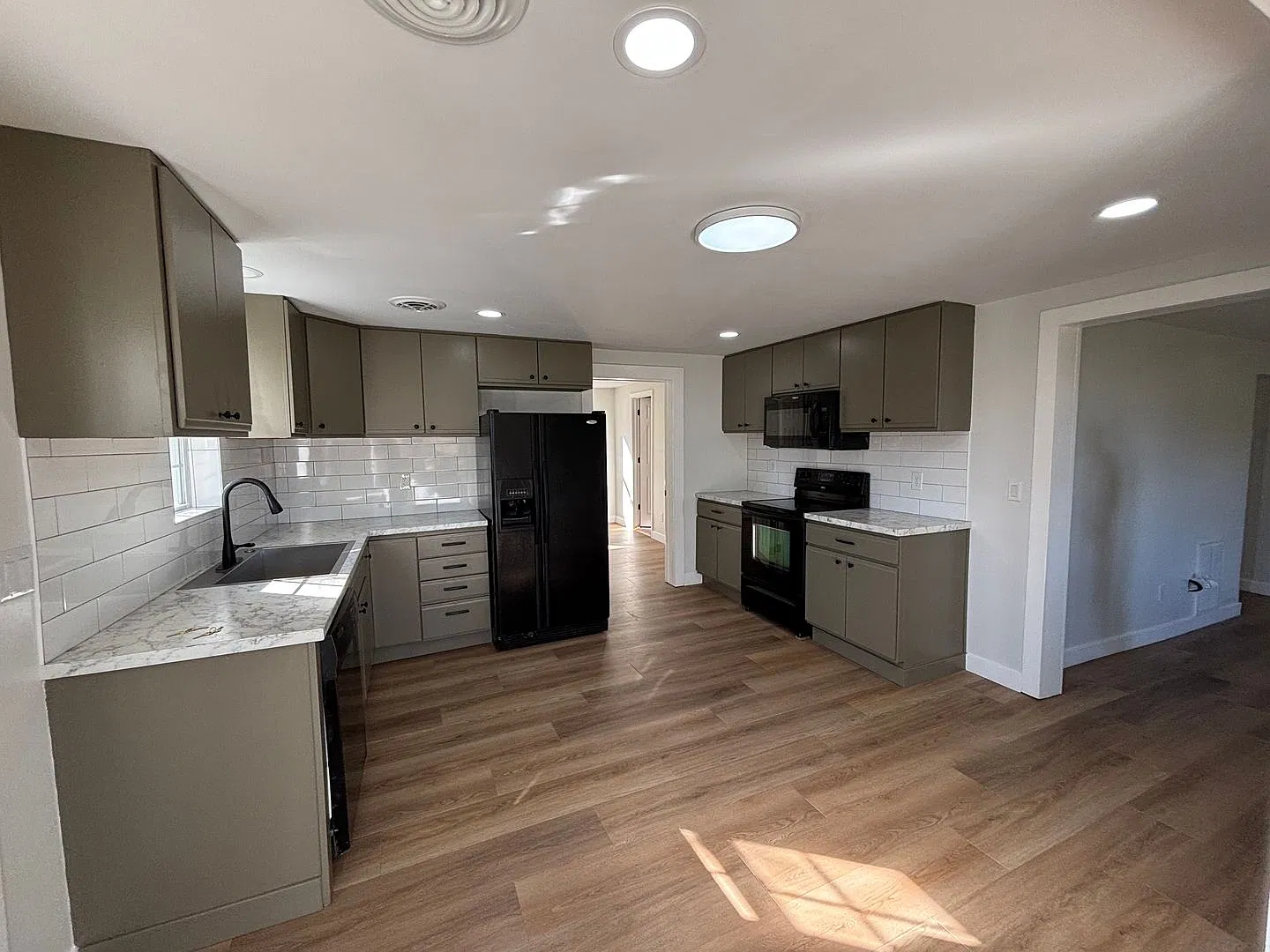 Beautiful Move in ready House! — Photo 4