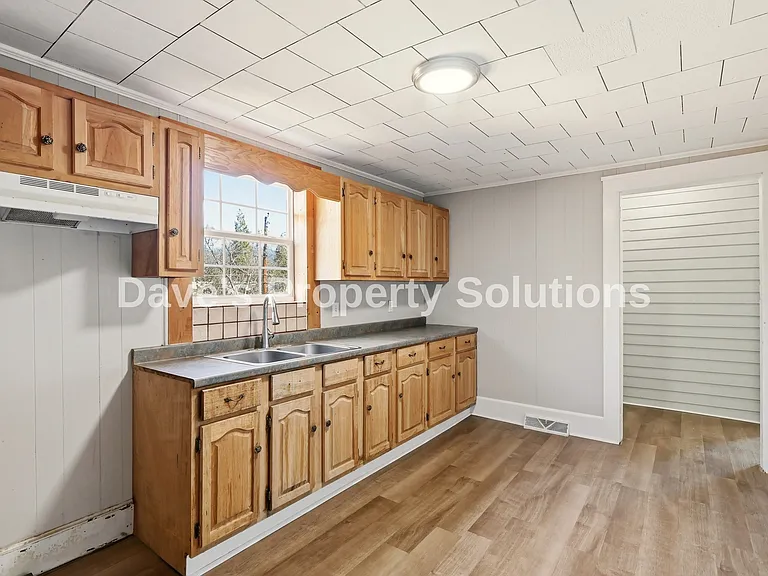 408 Seaman St — Photo 17