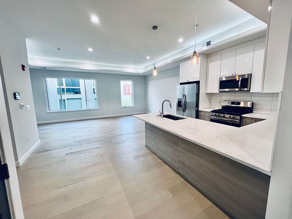 1st image of 1421 N Franklin St #3E