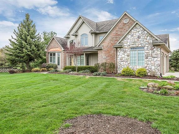 2nd image of 471 Hunters Crest Dr