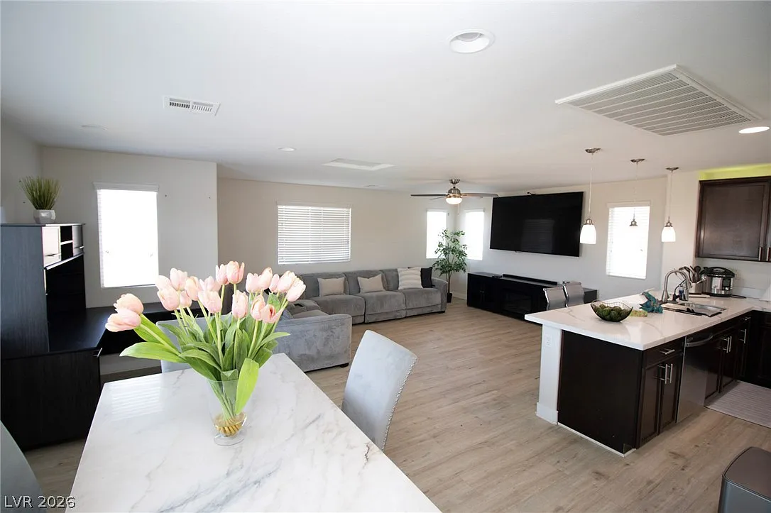 4 bed, 2.5 bath, 2003 sqft, $3,080 — Photo 3