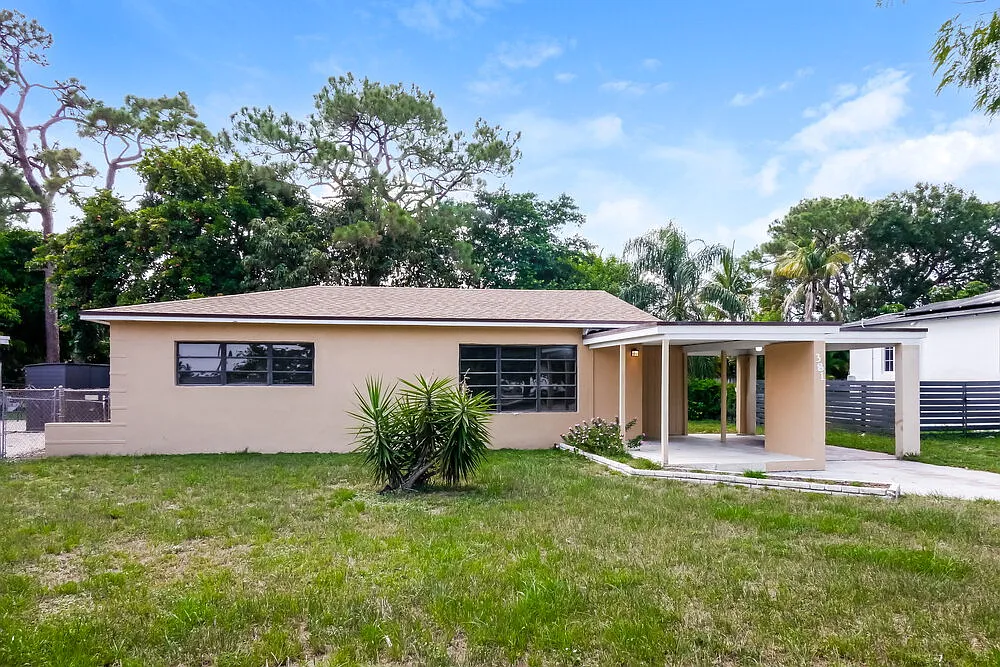 3 bed, 1.0 bath, 1147 sqft, $2,360 — Photo 1