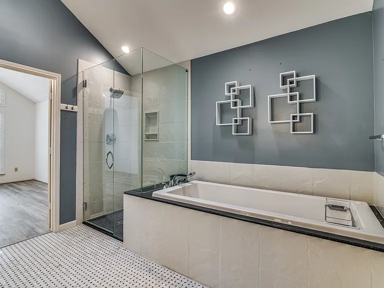524 Raintree Cir — Photo 16