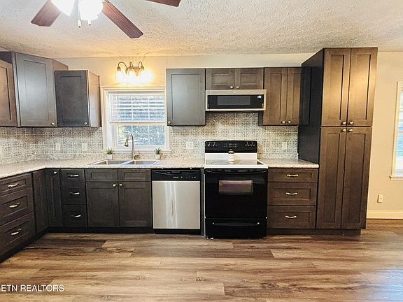 4th image of 702 Iris Ave