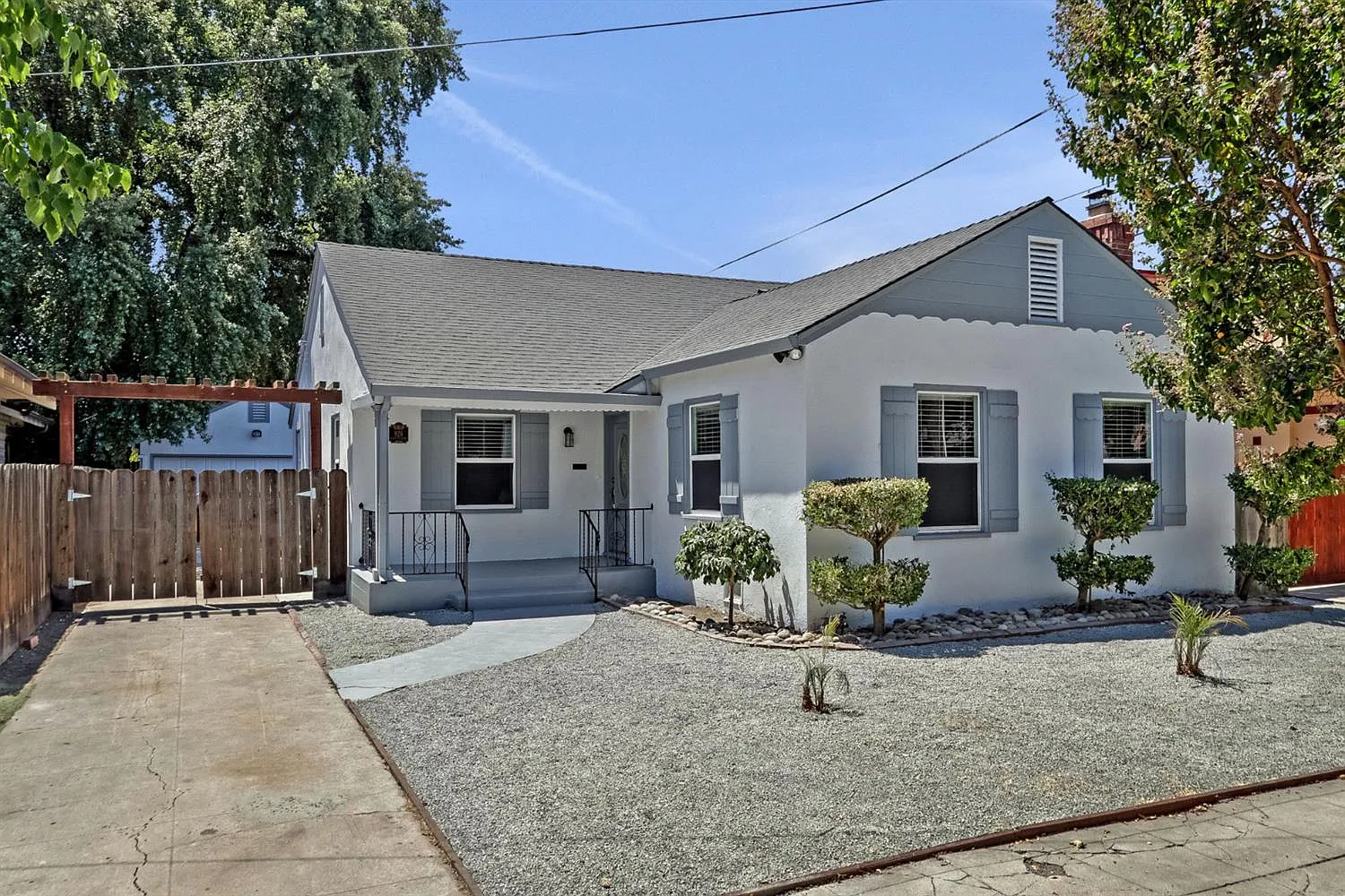 926 W Willow St photo 1