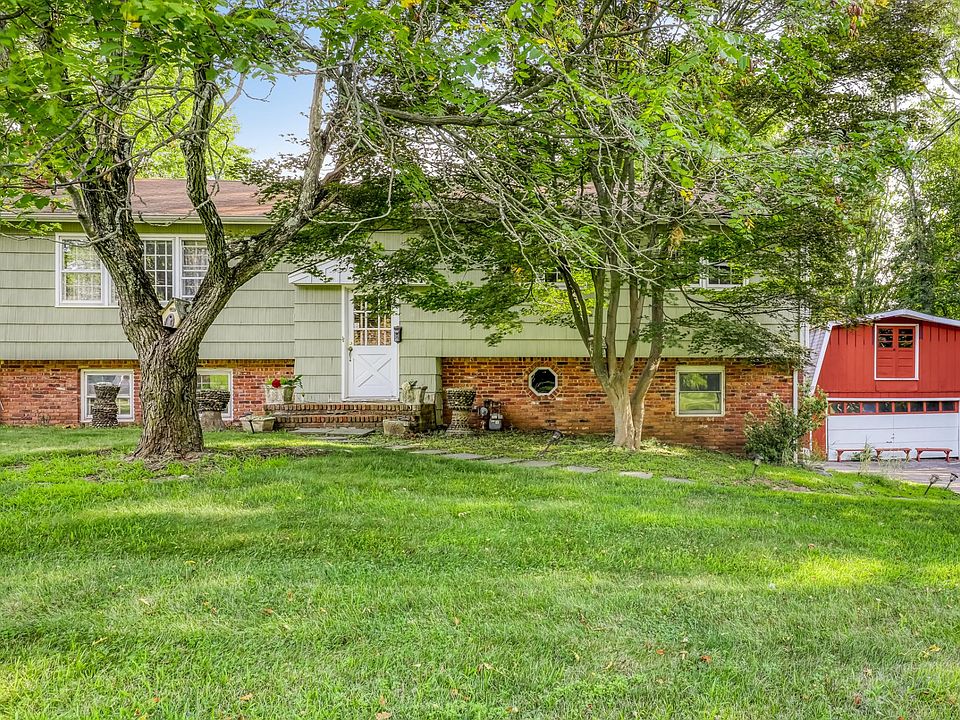 1st image of 8 Marjorie Dr