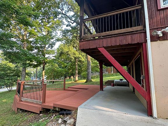 4th image of 3513 Doe Valley Pkwy E