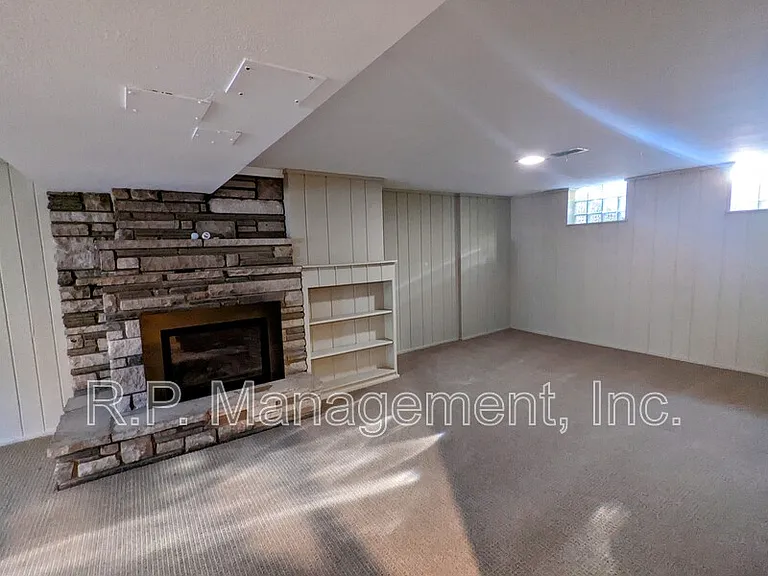 2111 Irving Ave S — Photo 19