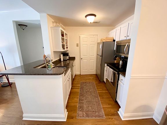 Full kitchen with pantry - washer and dryer located in the pantry