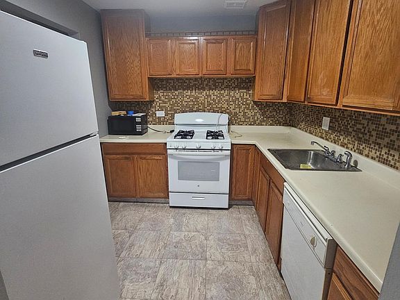 4th image of 9S101 Lake Dr APT 102