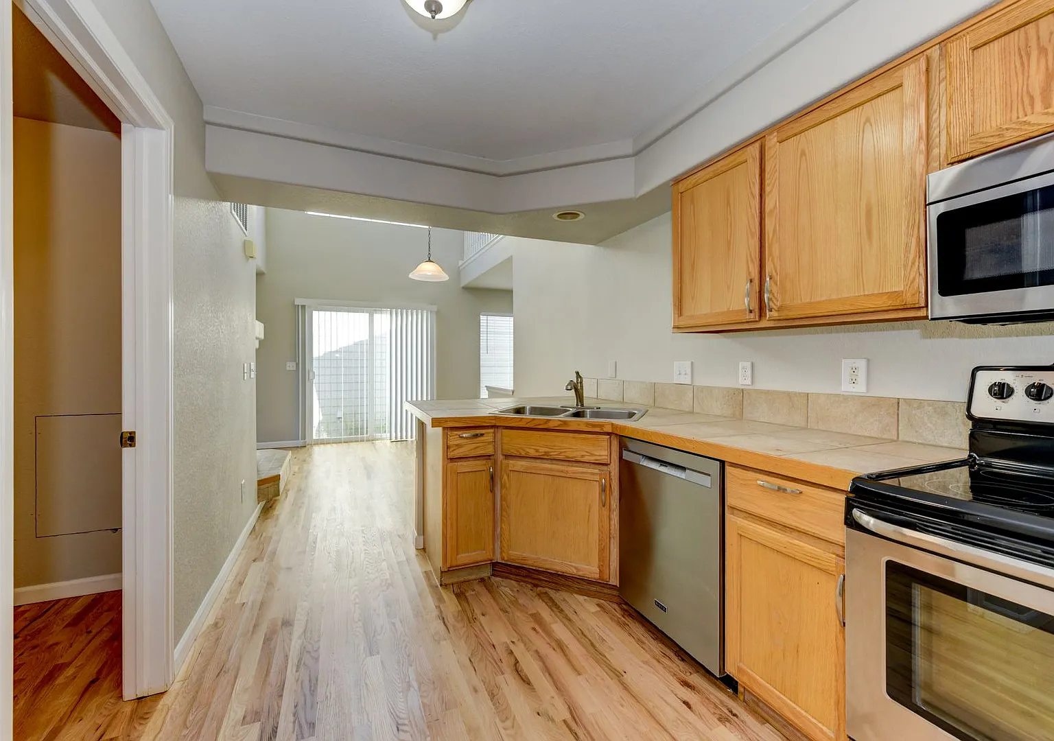 3 Bed 3 Bath corner Lot in Broomfield! Newly Refinished Wood Floors With Pool!! — Photo 4