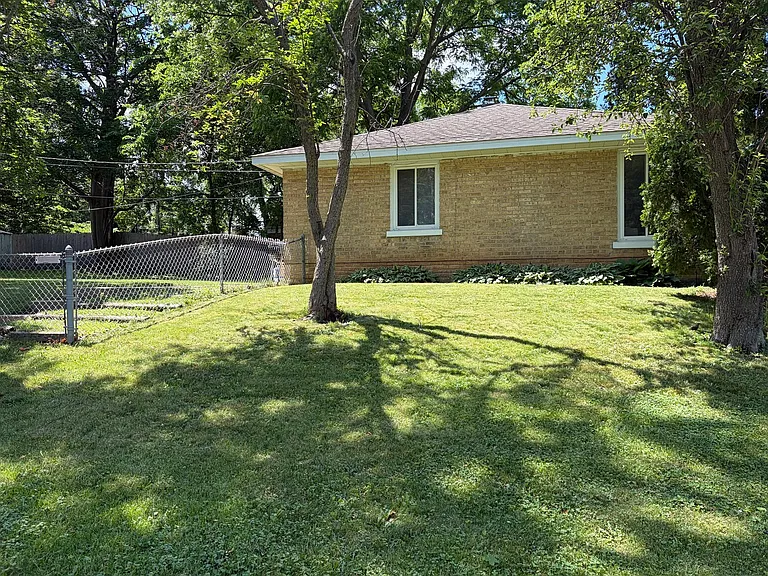649 E Rockland Rd — Photo 3