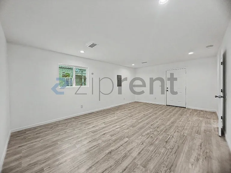 872 W 18th St #874 — Photo 8